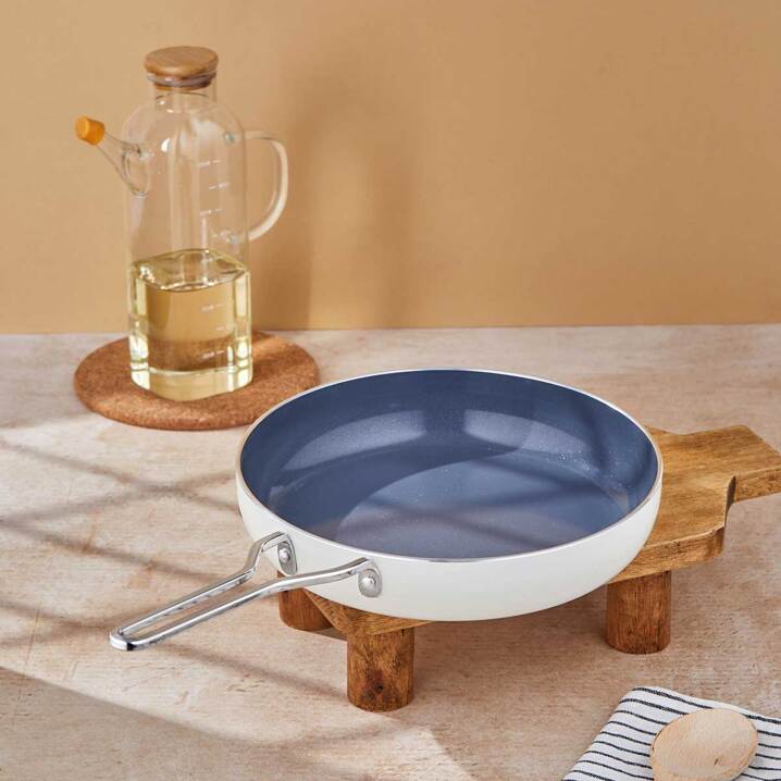 Taç Sera Feel Yanmaz Yapışmaz Seramik Tava 26 Cm / Beyaz