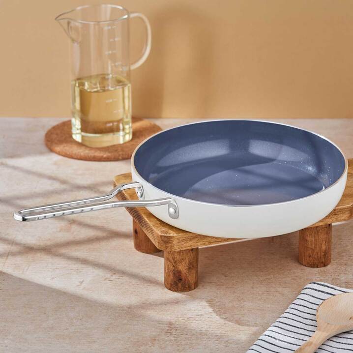 Taç Sera Feel Yanmaz Yapışmaz Seramik Tava 26 Cm / Beyaz