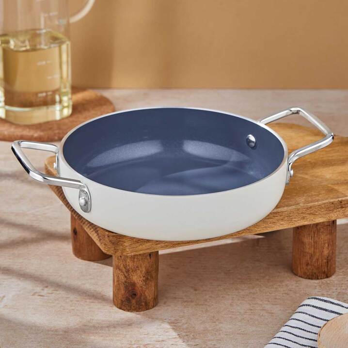 Taç Sera Feel Seramik Yanmaz Yapışmaz Sahan 22 cm / Beyaz Taç Sera Feel Seramik Yanmaz Yapışmaz Sahan 22 cm / Beyaz