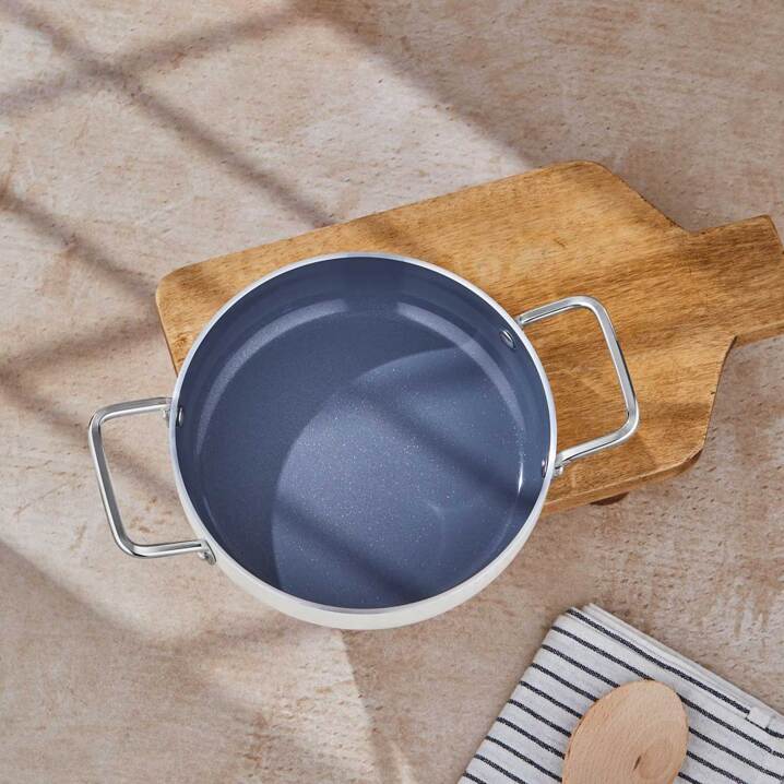 Taç Sera Feel Seramik Yanmaz Yapışmaz Sahan 22 cm / Beyaz Taç Sera Feel Seramik Yanmaz Yapışmaz Sahan 22 cm / Beyaz